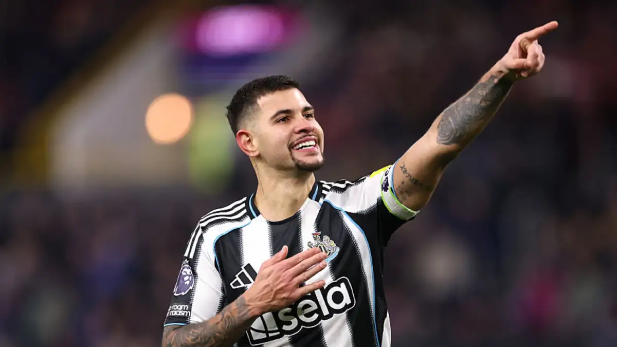 Bruno Guimarães, kapiten Newcastlea, u dresu kluba na terenu