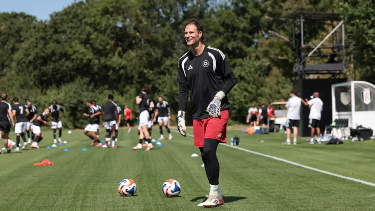 Asmir Begović kao televizijski analitičar u studiju TNT Sports