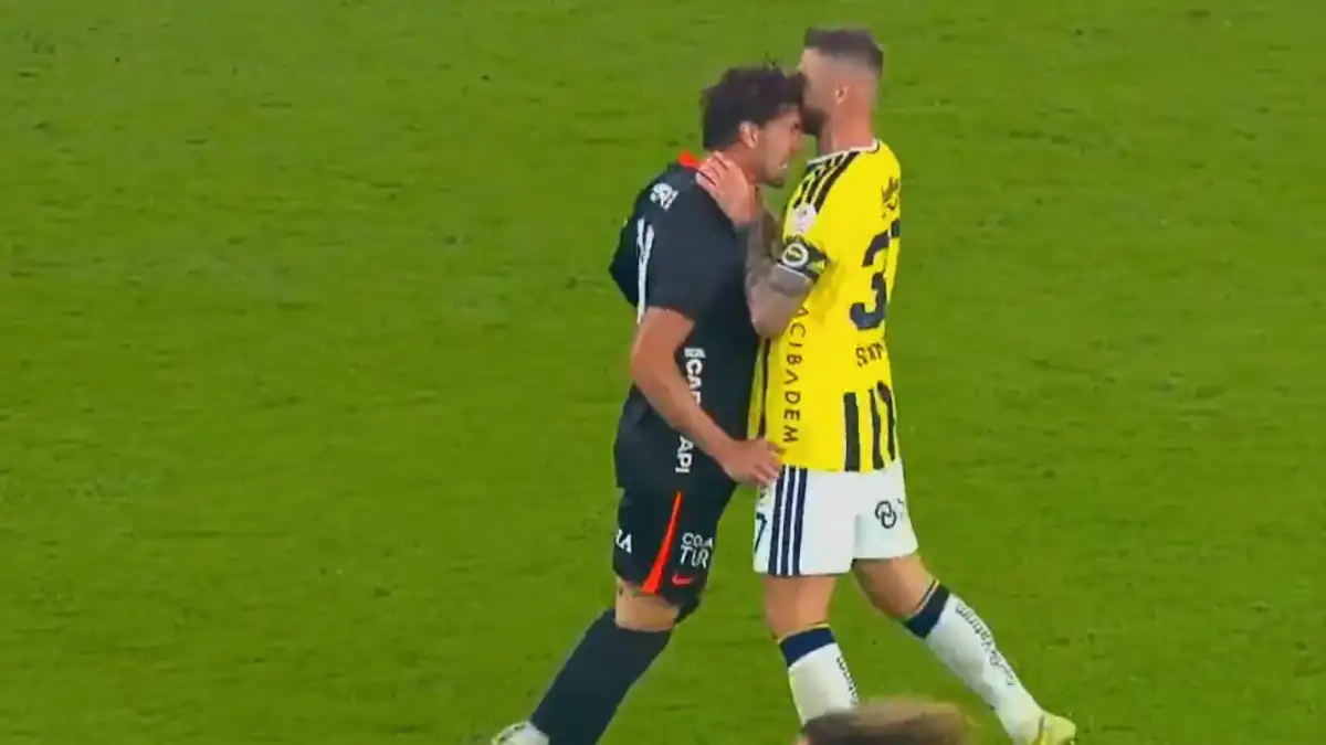 Vlahović i Skriniar u fizičkom okršaju tokom derbija Fenerbahce i Besiktas