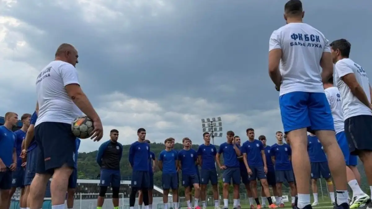 Trener Bojan Puzigaća i fudbaleri BSK-a na pripremama pred start Premijer lige BiH