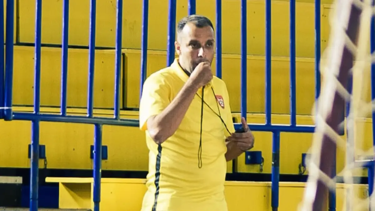 rekao je Marinho de Souza.</blockquote><h2>Pripremne utakmice i vjenčanje Dragana Edija Marića</h2><p>Uprkos navedenim problemima, ekipa je odradila prvu pripremnu utakmicu u Hrvatskoj, gdje je u Omišu remizirala s domaćinom <strong>Olmissumom</strong> rezultatom <strong>2:2</strong>. Iz kluba su naglasili da su dva puta imali prednost te da je dvoboj ponudio visokokvalitetan futsal s brojnim lijepim akcijama s obje strane. Ekipu sada očekuju novi testovi na turniru u <strong>Travniku</strong>.</p><p>Uz sportske vijesti, klub je proslavio i jednu privatnu radost. Igrač <strong>Dragan Edi Marić</strong> oženio se svojom izabranicom Ivom, a saigrači i uprava kluba uputili su im srdačne čestitke i zaželili puno ljubavi, sreće i zdravlja u zajedničkom životu.</p><p>Marinho de Souza naglašava da su preostale još dvije sedmice priprema do početka prvenstva te da će se intenzitet postepeno povećavati kako bi ekipa dočekala takmičarsku sezonu u najspremnijem mogućem stanju.</p>