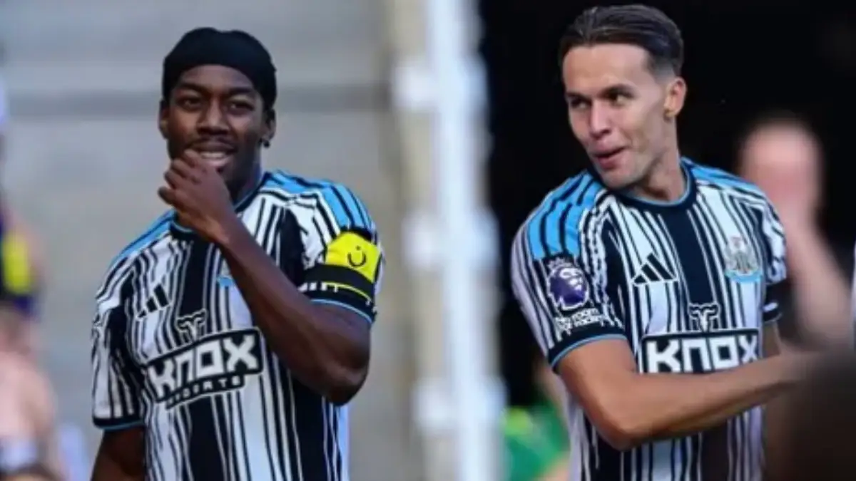 Amar Dedić u dresu Newcastlea na terenu Premier lige