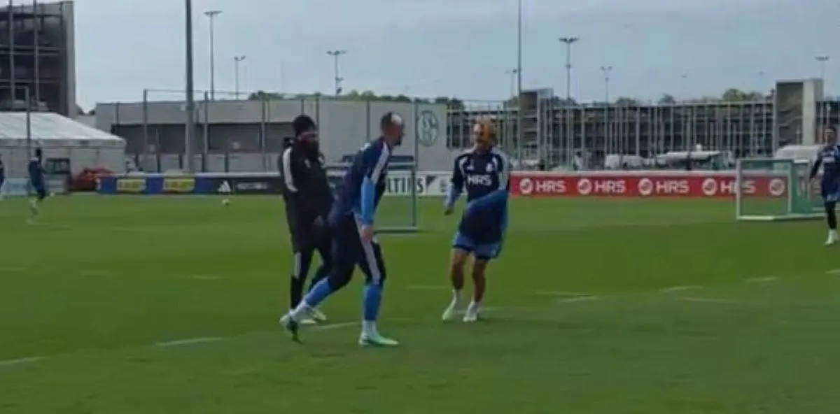 Edin Džeko pada na treningu Schalkea dok saigrači gledaju i smiju se