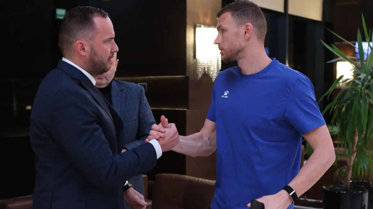 Edin Džeko i selektor Vico Zeljković na okupljanju reprezentacije BiH u Varšavi