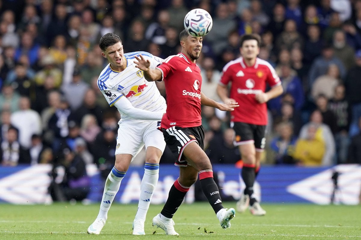 Tarik Muharemović u dresu Leedsa tokom utakmice protiv Manchester Uniteda