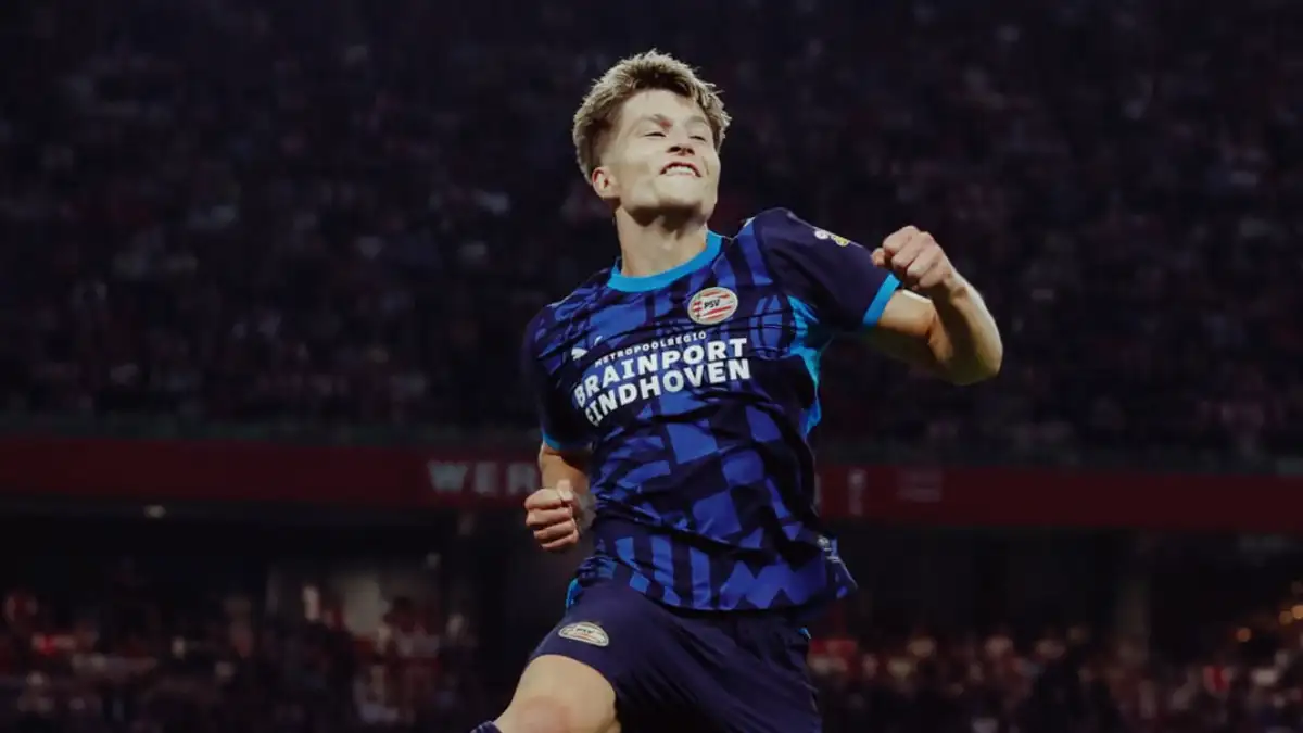 Esmir Bajraktarević slavi gol protiv Ajaxa za PSV Eindhoven