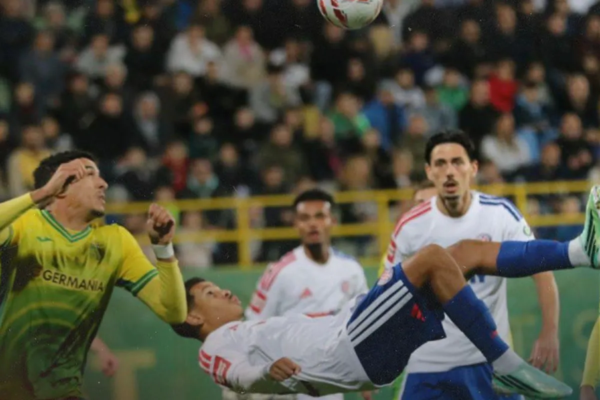 Dennis Hadžikadunić u dresu Hajduka tokom utakmice protiv Istre