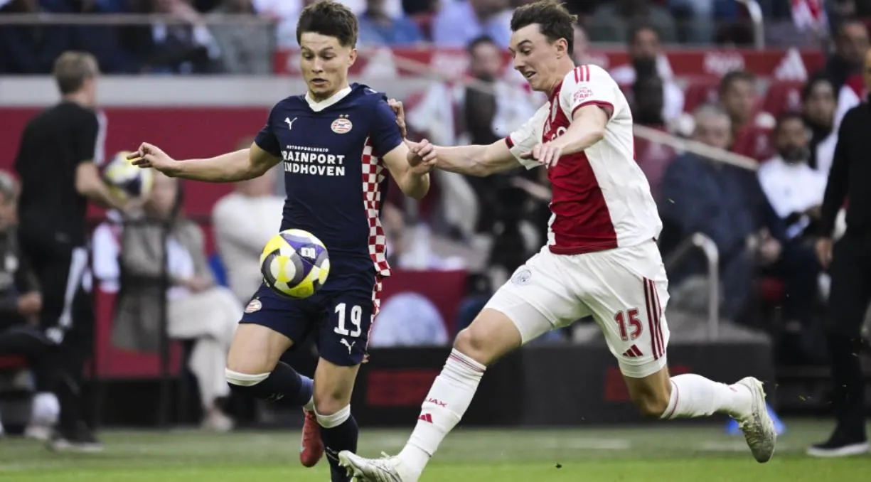Esmir Bajraktarević u derbiju PSV protiv Ajaxa
