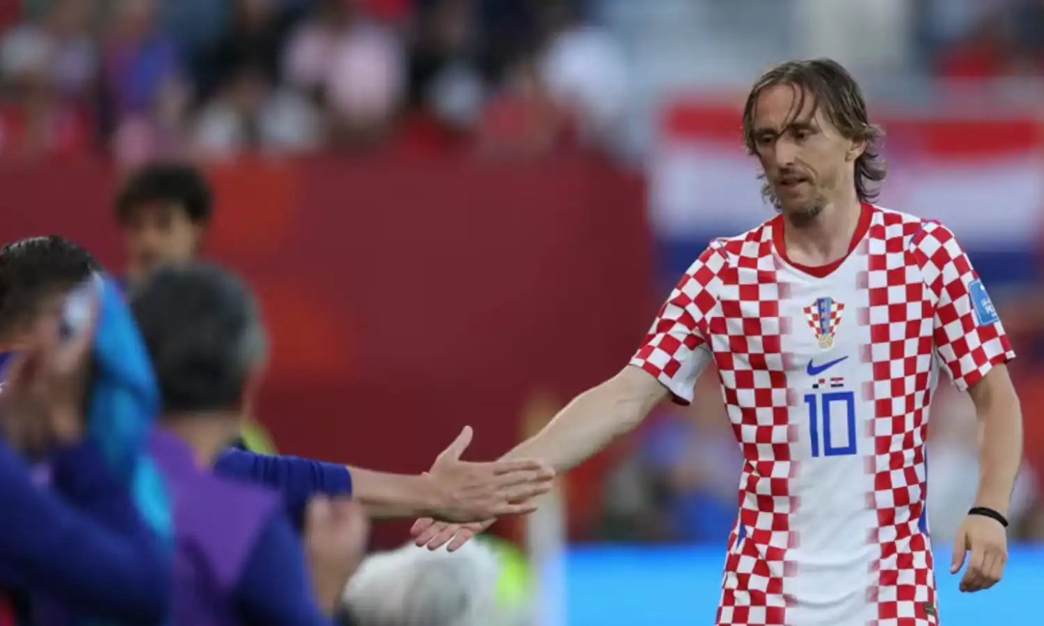 izjavio je Modrić.</p><h2>Novi život u Milanu</h2><p>Nakon odlaska iz <strong>Real Madrida</strong>, Modrić je potpisao za <strong>Milan</strong> i upravo je krenula njegova druga sezona u Serie A. Opisuje da se u gradu osjeća odlično te da je od prvog dana dobro primljen i od kluba i od navijača. Posebno je naglasio da je Milan bio klub njegova djetinjstva, jer je kao dječak u Hrvatskoj pratio talijansku ligu koja je tada bila jedna od najjačih na svijetu.</p><p>Upitan o trajanju karijere, Modrić nije htio najaviti odlazak u mirovinu. „Znam da se bliži kraj, ali ne znam hoće li to biti ove ili sljedeće godine. Možda neke druge godine. Nikad se ne zna", rekao je, dodavši da sluša svoje tijelo i živi dan po dan.</p><h2>Mourinho, Ronaldo i VAR</h2><p>Modrić se osvrnuo i na povratak <strong>Josea Mourinha</strong> na klupu Real Madrida, koji ga smatra sjajnom odlukom. Podsjetio je da ga je upravo Mourinho doveo u Real 2012. godine, insistirajući na njemu kao pojačanju. Pohvalne riječi uputio je i bivšem saigraču <strong>Cristianu Ronaldu</strong>, koji je 22 gola udaljen od magične granice od <strong>1.000 službenih pogodaka</strong>. „Cristiano je nevjerovatan, fenomen. Ne sumnjam da će dostići tu brojku", poručio je Modrić.</p><p>Na kraju se osvrnuo i na kontroverzno korištenje <strong>VAR tehnologije</strong>, posebno u kontekstu poraza Hrvatske od Portugala na posljednjem Svjetskom prvenstvu. Smatra da VAR može biti koristan, ali da se trenutno primjenjuje na pogrešan i selektivan način. Po njegovom mišljenju, tehnologija bi trebala intervenisati samo kod jasnih grešaka, dok bi odluke u sivim zonama trebale ostati u nadležnosti sudije na terenu.</p>
