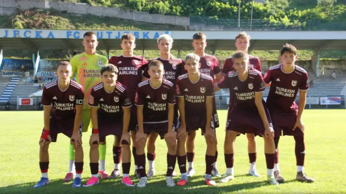Kadeti FK Sarajevo sa trofejom turnira Football Friends u Foči