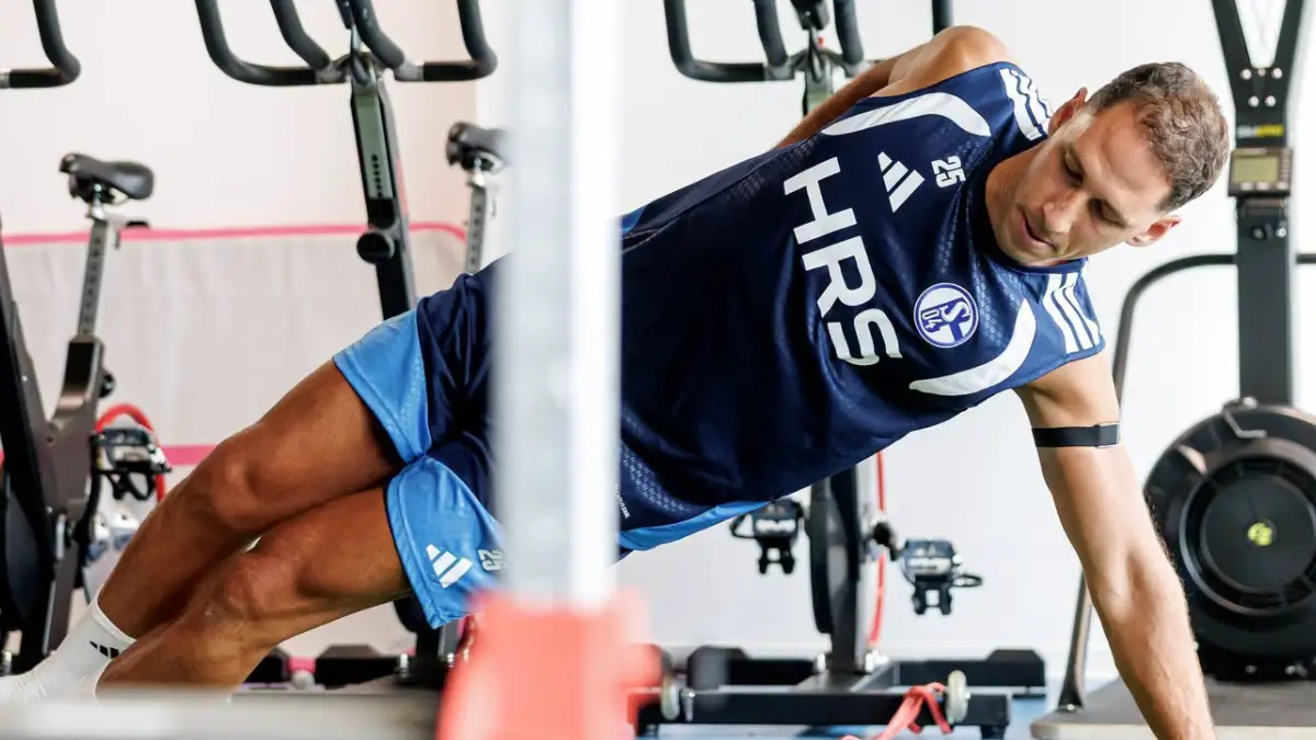 Nikola Katić pred treningom Schalkea u Gelsenkirchenu</blockquote><h2>Novi izazov u Bundesligi</h2><p>Katić će zajedno sa saigračima raditi na pripremama za novu sezonu <strong>Bundeslige</strong>, u kojoj Schalke nastupa nakon povratka u najviši rang njemačkog fudbala. Klub ima ambicije da se istakne u elitnom takmičenju, a Katić će biti jedan od oslonaca odbrane.</p><p>Istog dana kada se Katić vratio na teren, u klub je stigao i <strong>Edin Džeko</strong>, koji je obavio ljekarski pregled nakon odmora.  Oba bh. reprezentativca tako su ponovo dostupna stručnom štabu uoči važne sezone.</p>