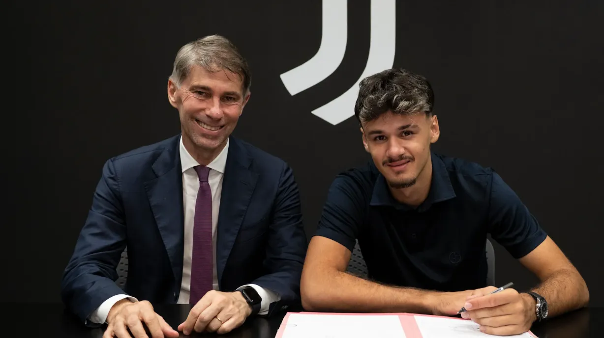 Kerim Alajbegović na predstavljanju u Juventusu bez broja na dresu