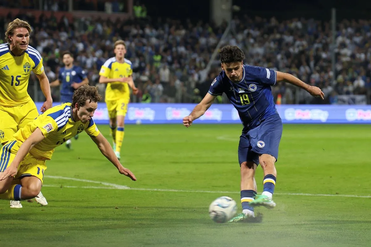 Kerim Alajbegović šutira na gol Švedske na Bilinom polju