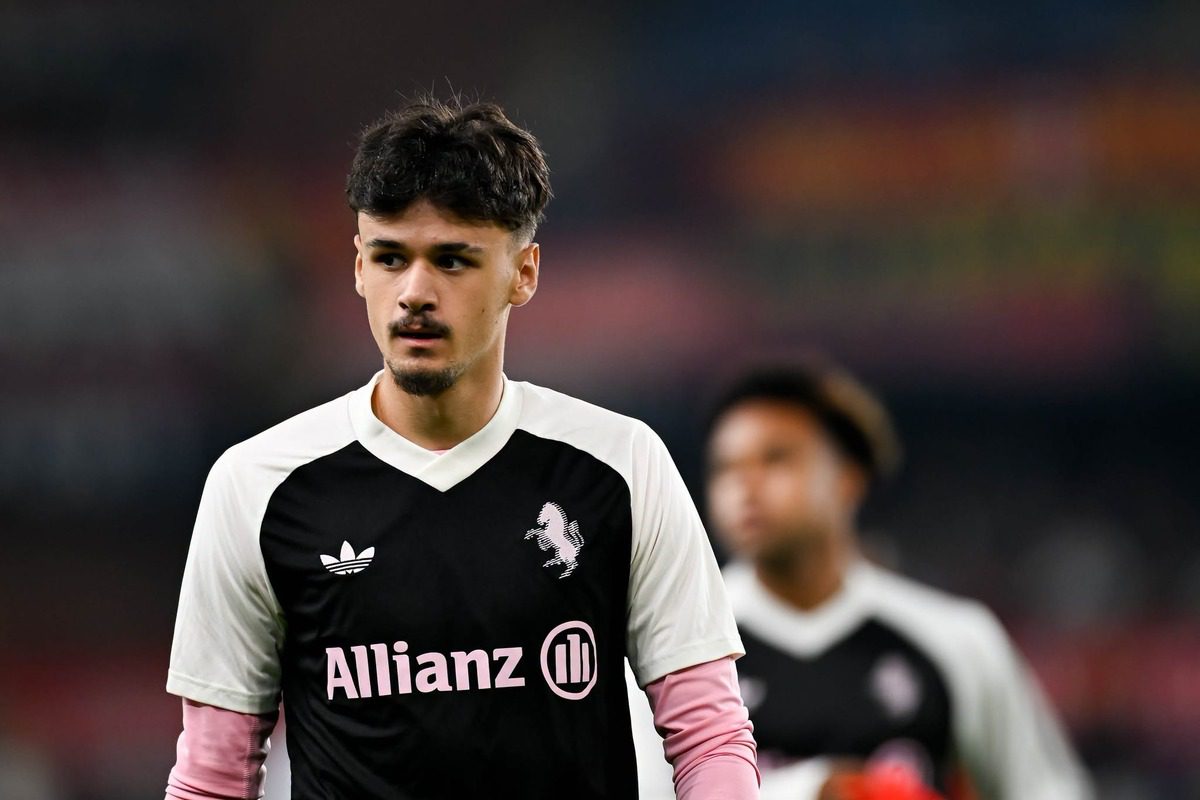 Kerim Alajbegović u dresu Juventusa</blockquote><p>Ovakav stav jednog od najpoznatijih fudbalskih listova u Italiji jasno stavlja do znanja da su problemi Juventusa sistemske prirode, a ne rezultat individualnih grešaka mladog bh. reprezentativca.</p><h2>Pitanje statusa ostaje otvoreno</h2><p>Način na koji stručni štab Juventusa upravlja Alajbegovićevim razvojem sve više izaziva nedoumice. Redovne razmjene na poluvremenu u trenucima klupske krize ne pogoduju napretku igrača koji tek gradi seniorsku karijeru na najvišem nivou. Ostaje za vidjeti hoće li Spalletti promijeniti pristup ili će mladi Bosanac i dalje plaćati ceh za rezultatske oscilacije jednog od najpoznatijih klubova na svijetu.</p>