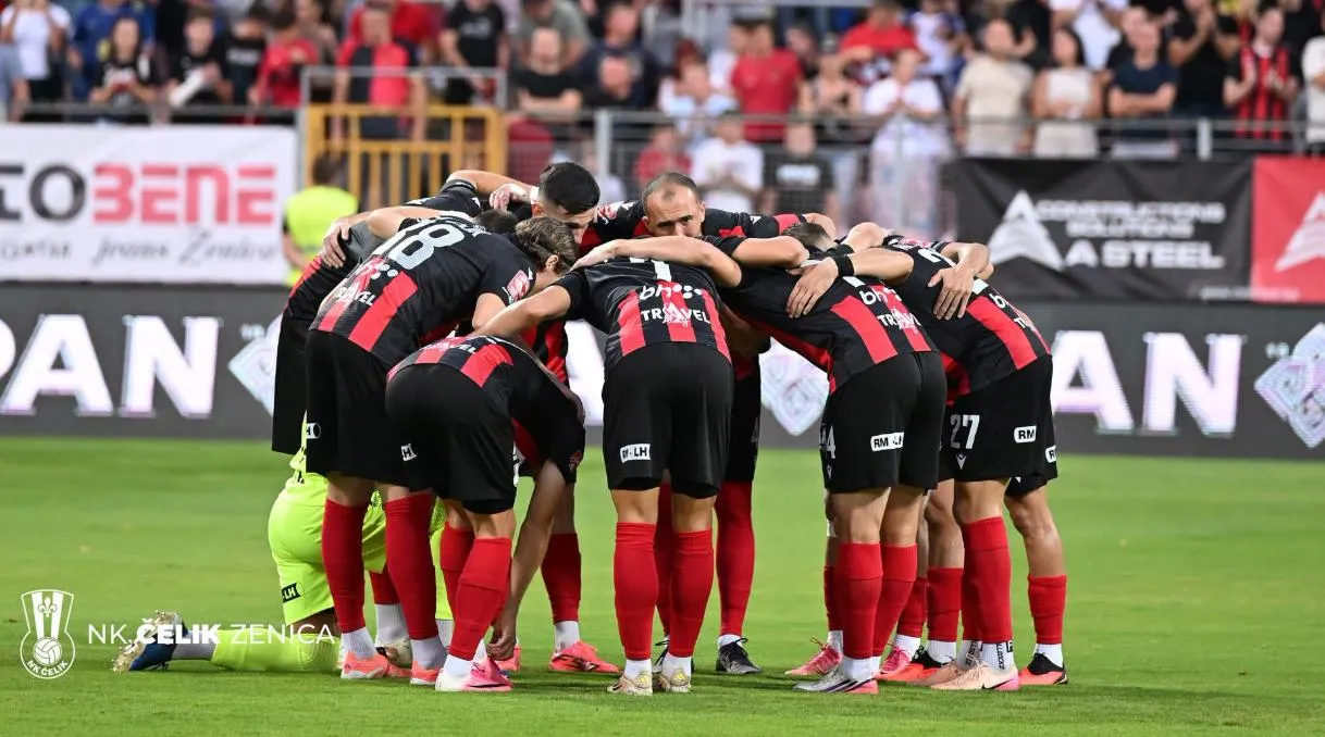 Igrači NK Čelika slave pobjedu nad FK Veležom na Bilinom polju