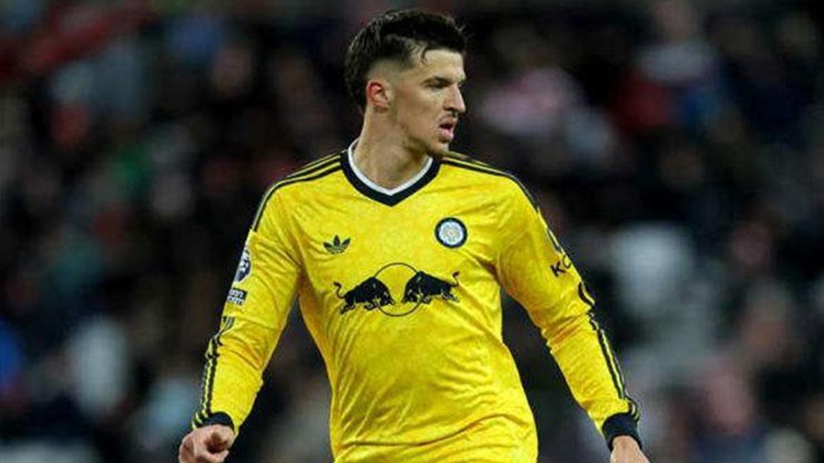 Tarik Muharemović u dresu Leedsa tokom prijateljske utakmice na Elland Roadu