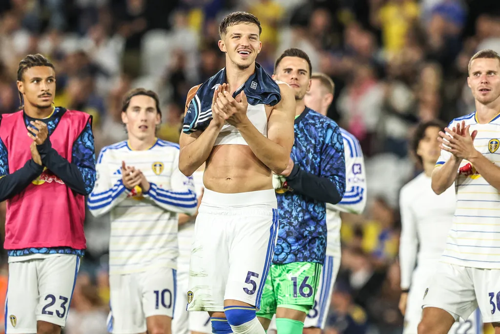 Tarik Muharemović pozdravlja navijače na Elland Roadu