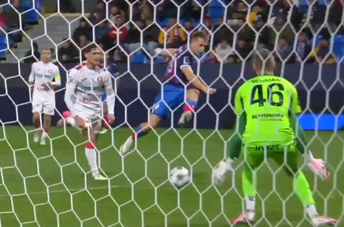 Amar Memić postiže gol za Viktoriju Plzen protiv Pardubica