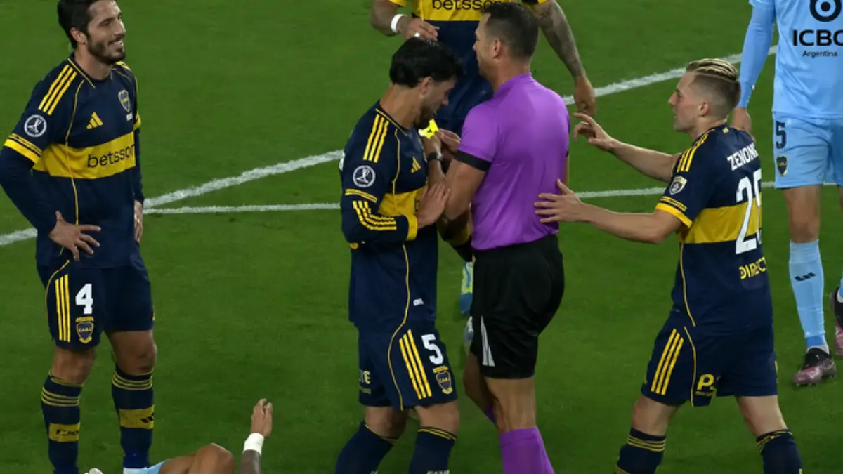 Leandro Paredes u dresu Boca Juniorsa protestuje prema sudiji