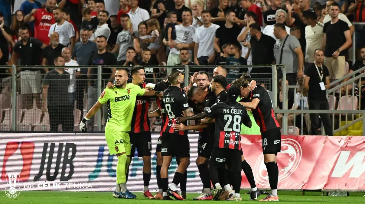 Navijači na Bilinom polju prate utakmicu NK Čelik protiv FK Radnika