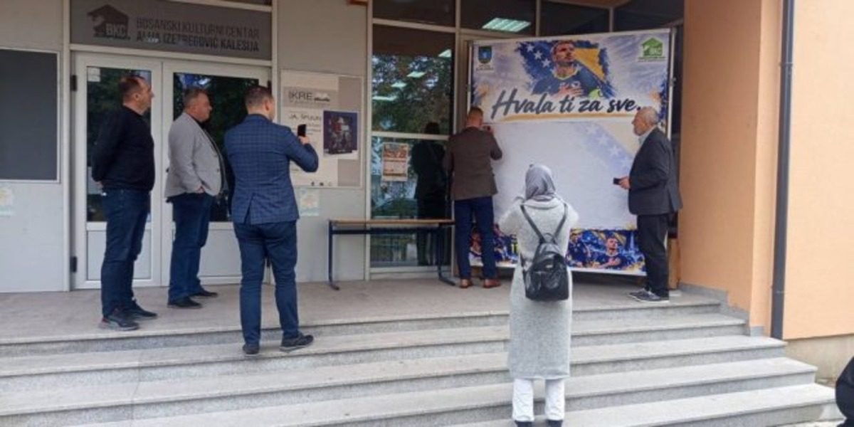 Baner posvećen Edinu Džeki ispred BKC-a u Kalesiji