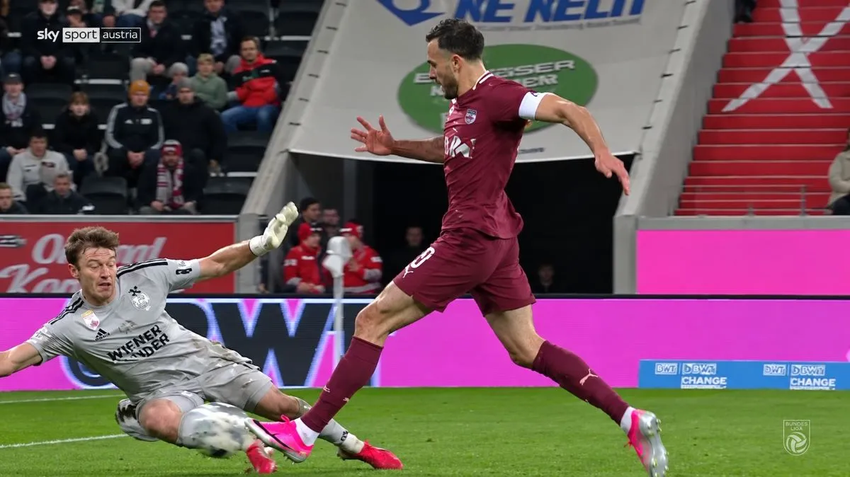 Haris Tabaković postiže gol za Red Bull Salzburg