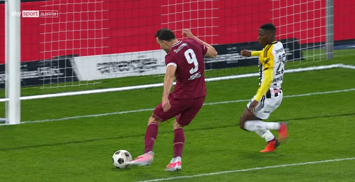 Haris Tabaković slavi hat-trick protiv LASK-a u Linzu