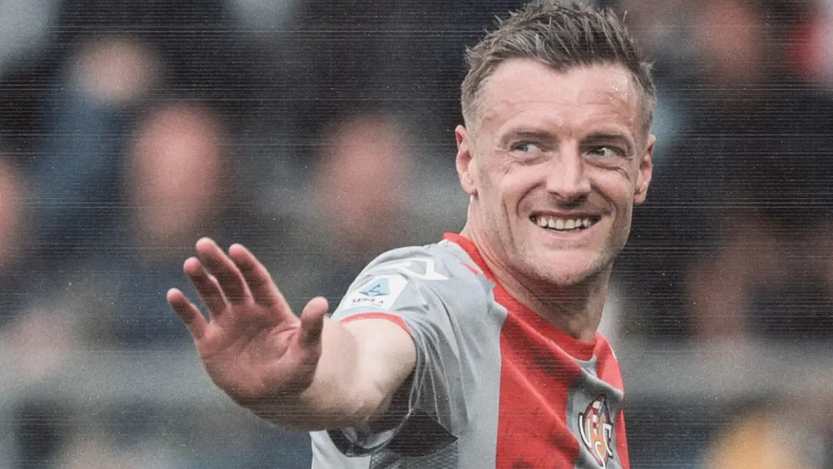 </strong> pokrenut je u junu ove godine, a sada dobija ozbiljan sadržaj. Kanal je sklopio jednogodišnji ugovor s <strong>Bundesligom</strong> putem kompanije <strong>Banijay Entertainment</strong>, koja stoji iza čitavog projekta. Već večeras, kanal će emitovati duel aktuelnog njemačkog prvaka <strong>Bayerna</strong> i <strong>Stuttgarta</strong>, koji počinje u 20:30 sati.</p><p>Planirano je da u budućim emisijama i prijenosima učestvuju i drugi bivši fudbaleri, kao i popularni kreatori sadržaja. Detalji o tačnom formatu i načinu prezentacije tek trebaju biti objavljeni.</p><h2>Dostupnost ograničena na UK i Irsku</h2><p>Postoji važno ograničenje koje treba imati na umu. Prijenosi utakmica Bundeslige putem ovog kanala bit će dostupni isključivo gledaocima u <strong>Velikoj Britaniji i Irskoj</strong>, pa ostatak Evrope neće moći pratiti sadržaj u okviru ovog projekta.</p><p>Dok čeka eventualni nastavak igračke karijere, legendarni engleski napadač tako se okušava u ulozi medijskog lica. Vardy je proslavio ime ponajviše u dresu <strong>Leicester Cityja</strong>, gdje je u sezoni 2015/2016. bio ključna figura historijskog osvajanja naslova prvaka Engleske. U karijeri je odigrao i reprezentativne utakmice za <strong>Englesku</strong>, a sada, na izmaku igračkih dana, pronalazi novi put unutar fudbala.</p>