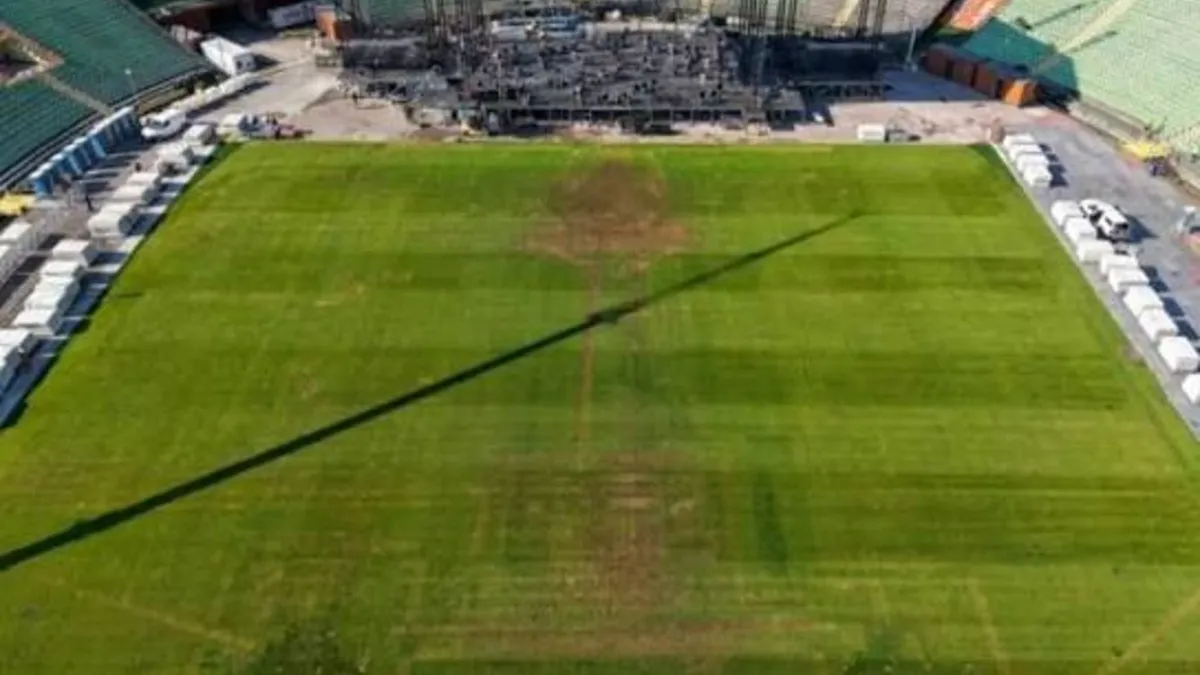 Oštećeni travnjak stadiona Koševo nakon koncerta