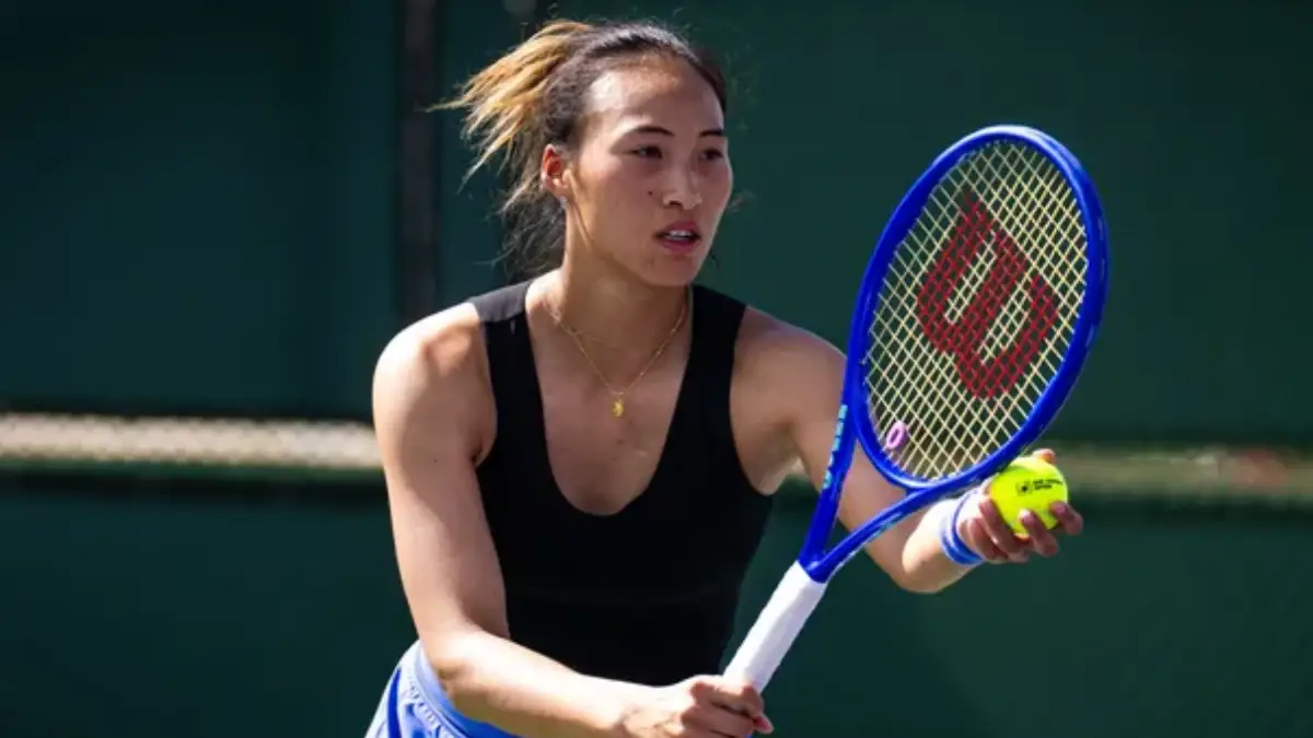 Zheng Qinwen sa trofejom na teniskom terenu