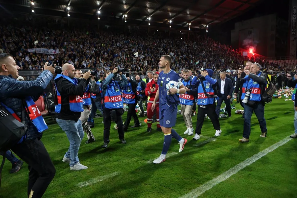 Zenica u suzama ponosa: Spektakularan oproštaj Edina Džeke, na kraju je završio na rukama svojih Zmajeva!