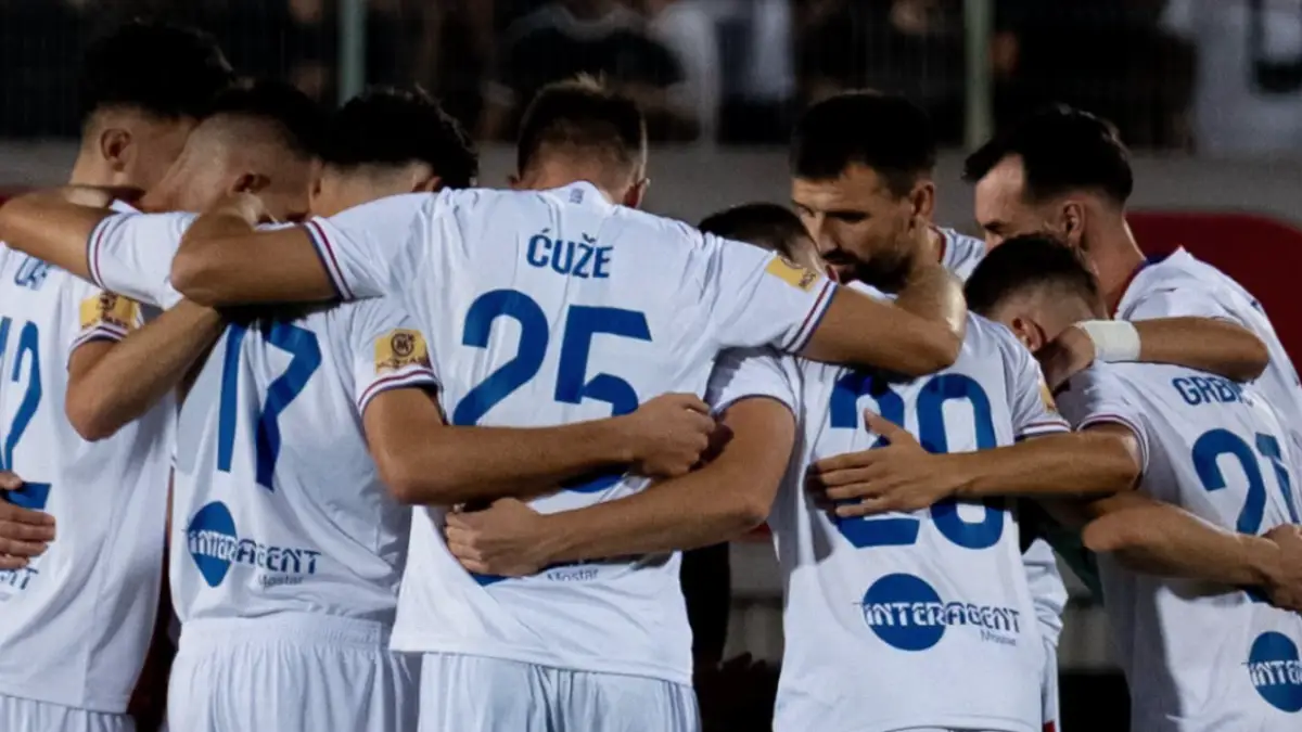 Fudbaleri Zrinjskog na stadionu Pod Bijelim brijegom tokom meča s Valurom