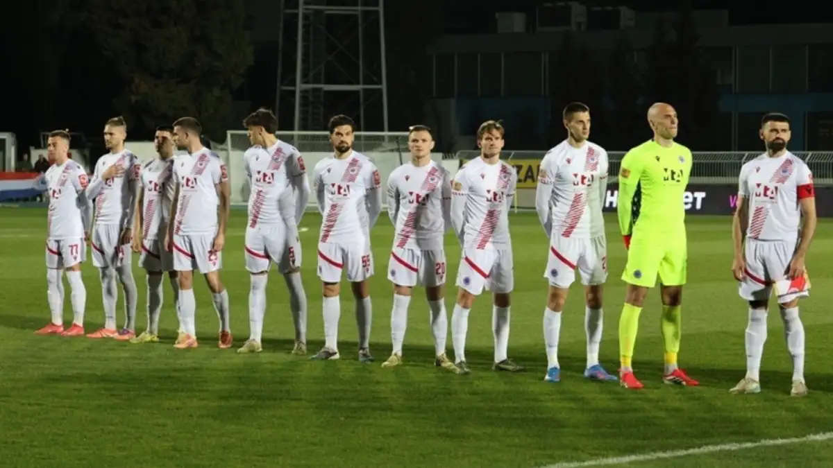 Igrač drži ruku na srcu tokom intoniranja himne BiH